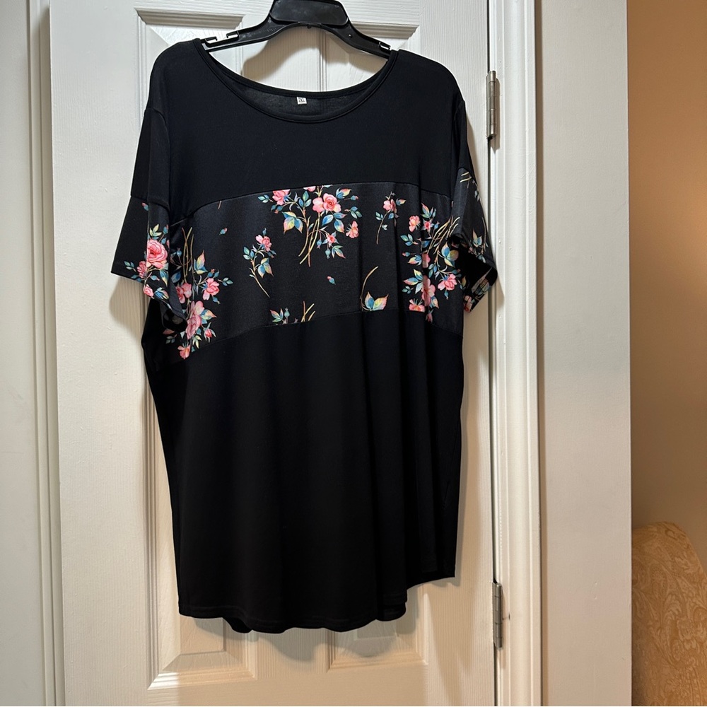 NWOT Black with pink floral design top - Size 2X - Excellent Condition - Picture 2 of 9